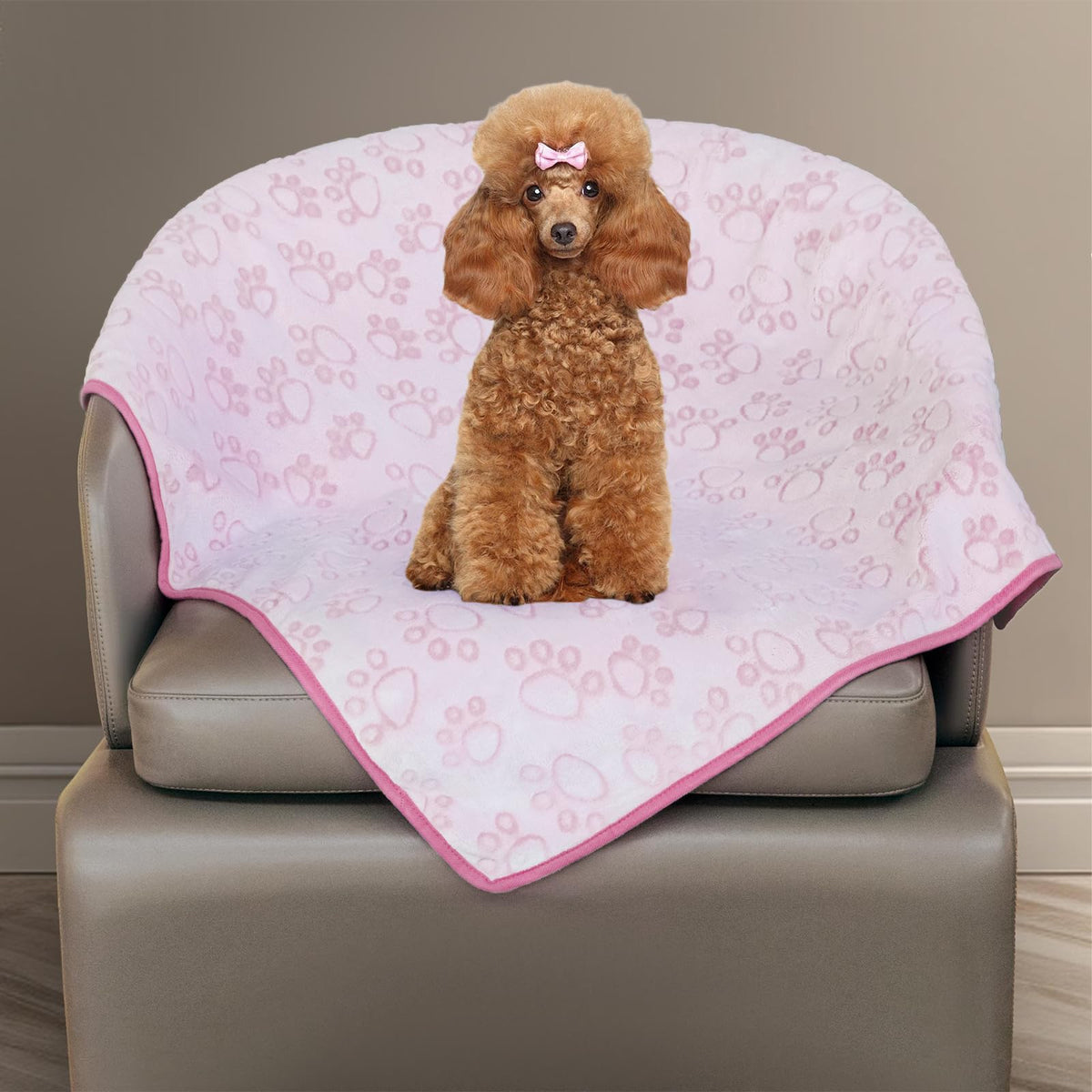 Manta Stuffed para perro con huella gris, ideal para sofá cómodo.