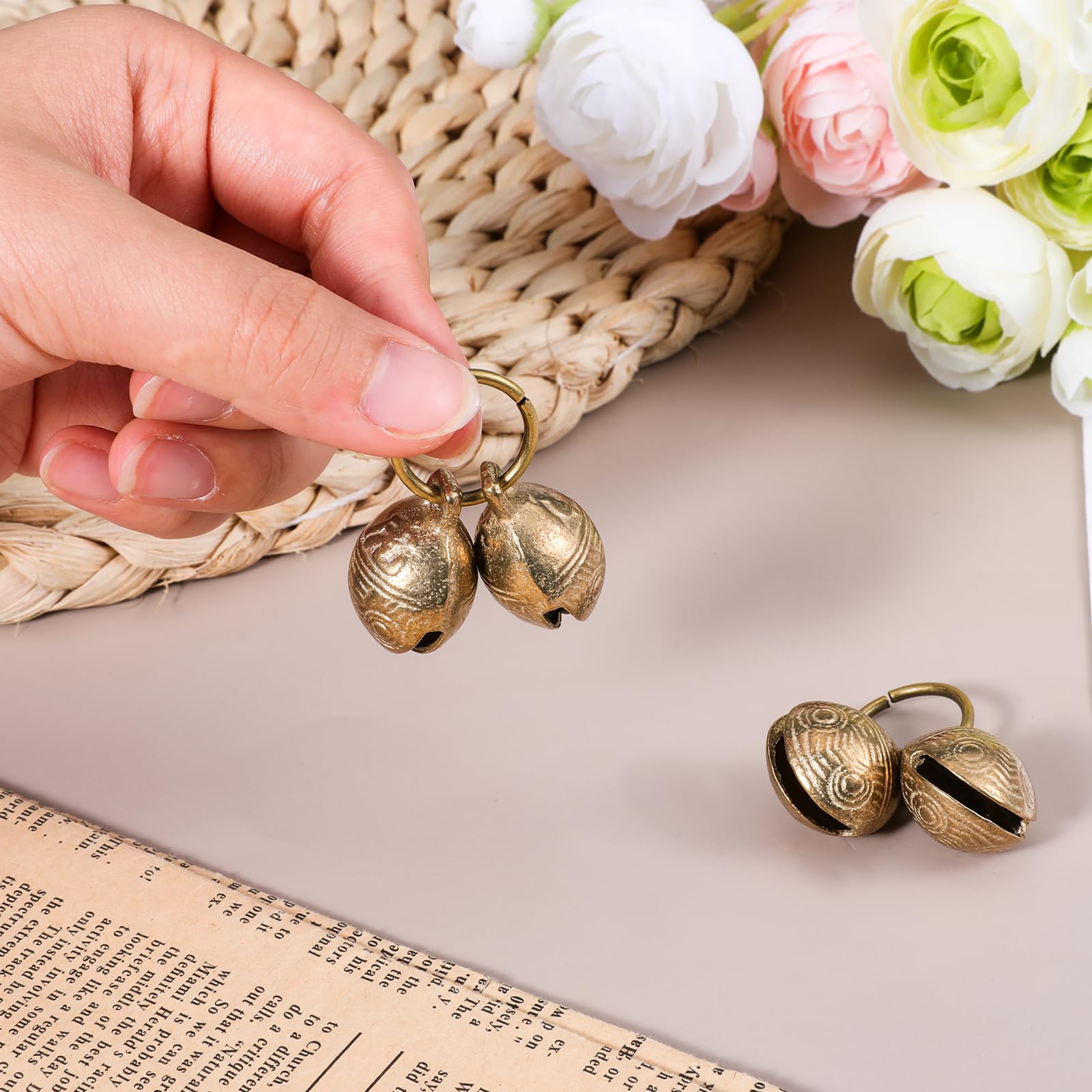 La campana-bronce-grande en collar Styquenzer es perfecta para avisos audibles en exteriores.