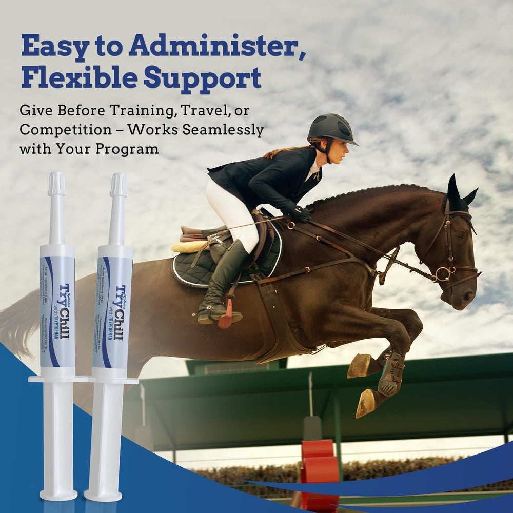 SynNutra Equine TryChill: mano sosteniendo la dosis lista para administrar.