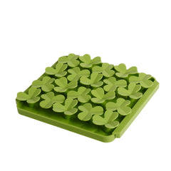 Tall Tails Clover Foraging Mat para perros, plano superior muestra juego lento para comer.