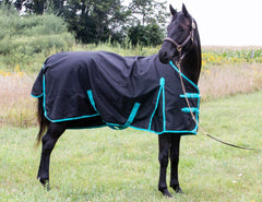 Tech Equestrian capa lluvia cierre frontal con hebillas ajustables para ajuste cómodo.