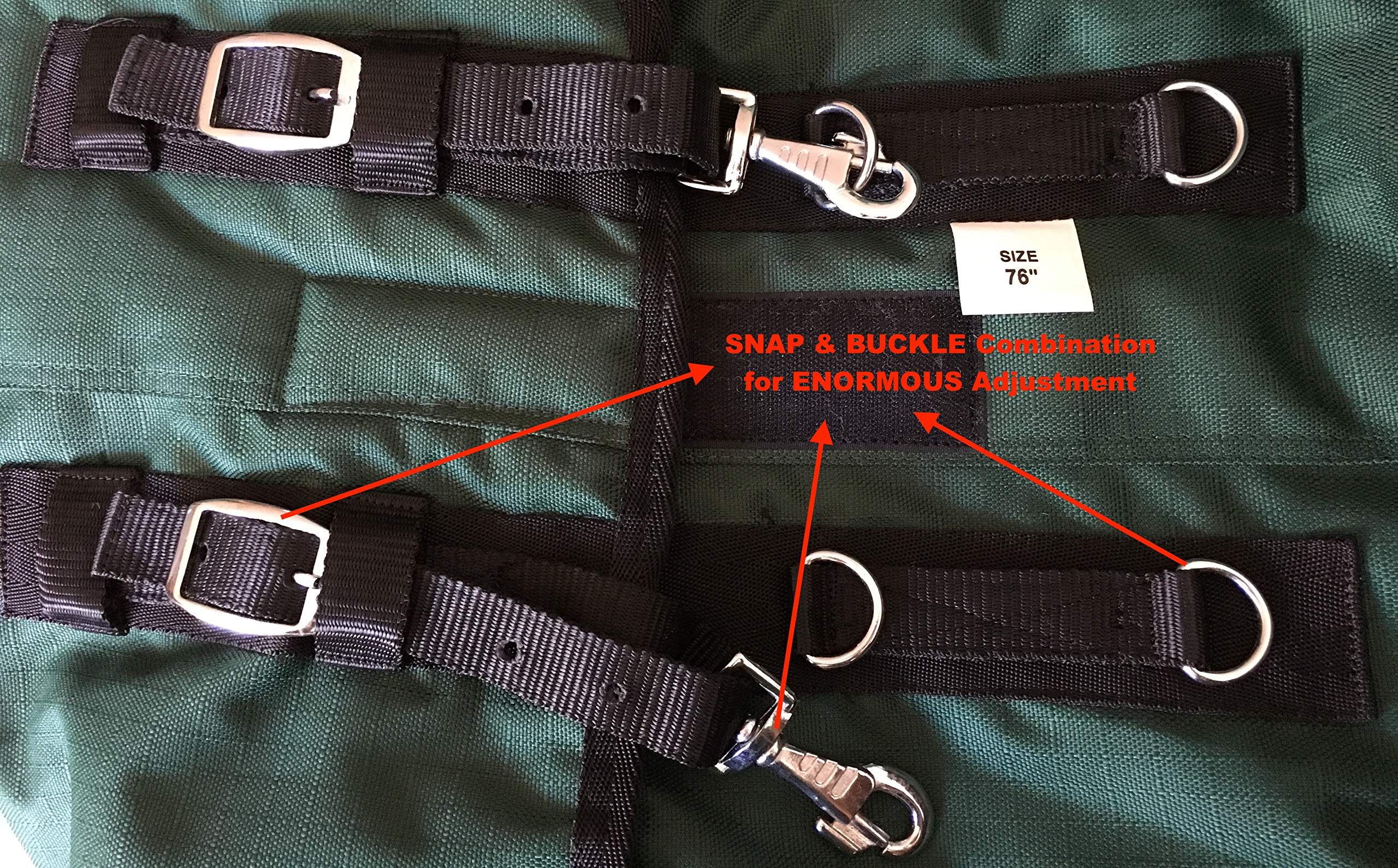 Tech Equestrian capa con dos correas de patas elásticas para sujeción segura.