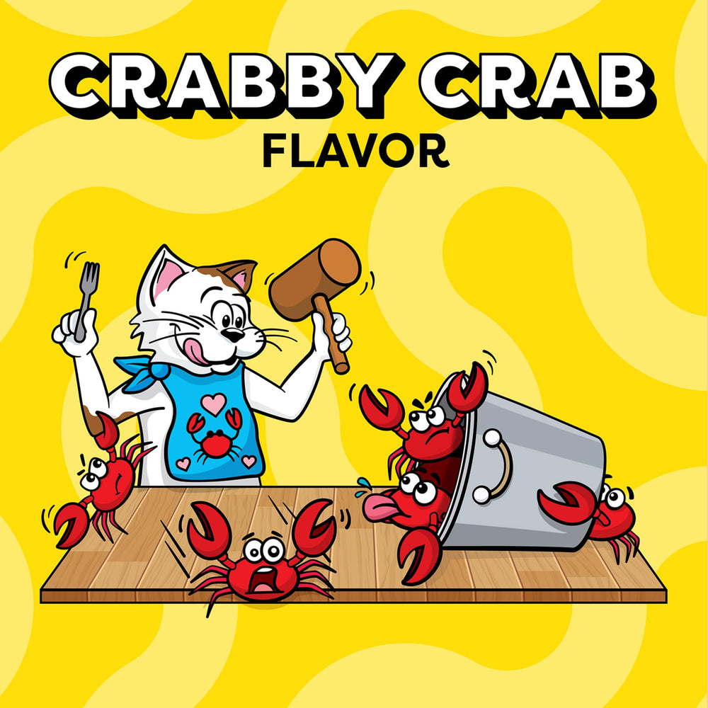 Gato disfruta Temptations Crabby Crab en plato para snack diario