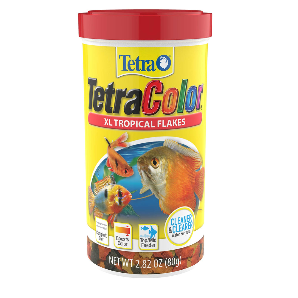 Copos de TetraColor Tropical Flakes se vierten para alimentar peces tropicales.