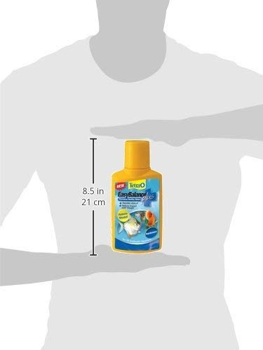 Plano cercano del acuario con agua clara gracias a Tetra EasyBalance Plus.