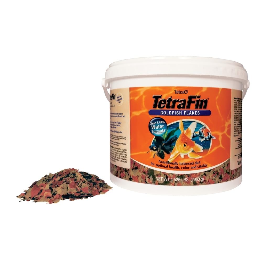 Porciones diarias de Tetra Goldfish Flakes para nutrición equilibrada