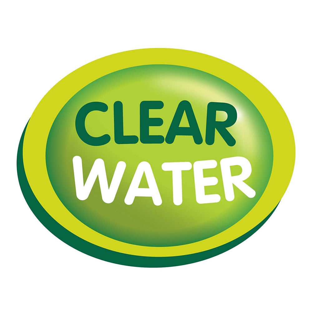 Agua clara con alimento TetraPond para estanque saludable.