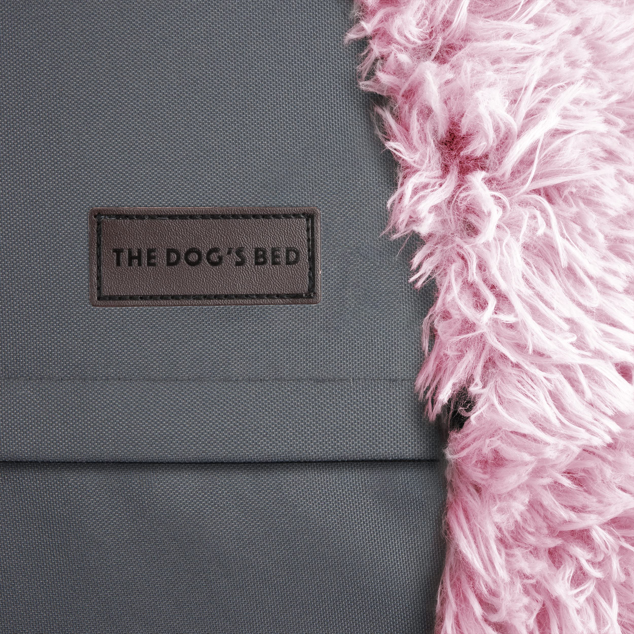 Se lava a máquina para mantener limpia la The Dog's Balls Cama Donut.