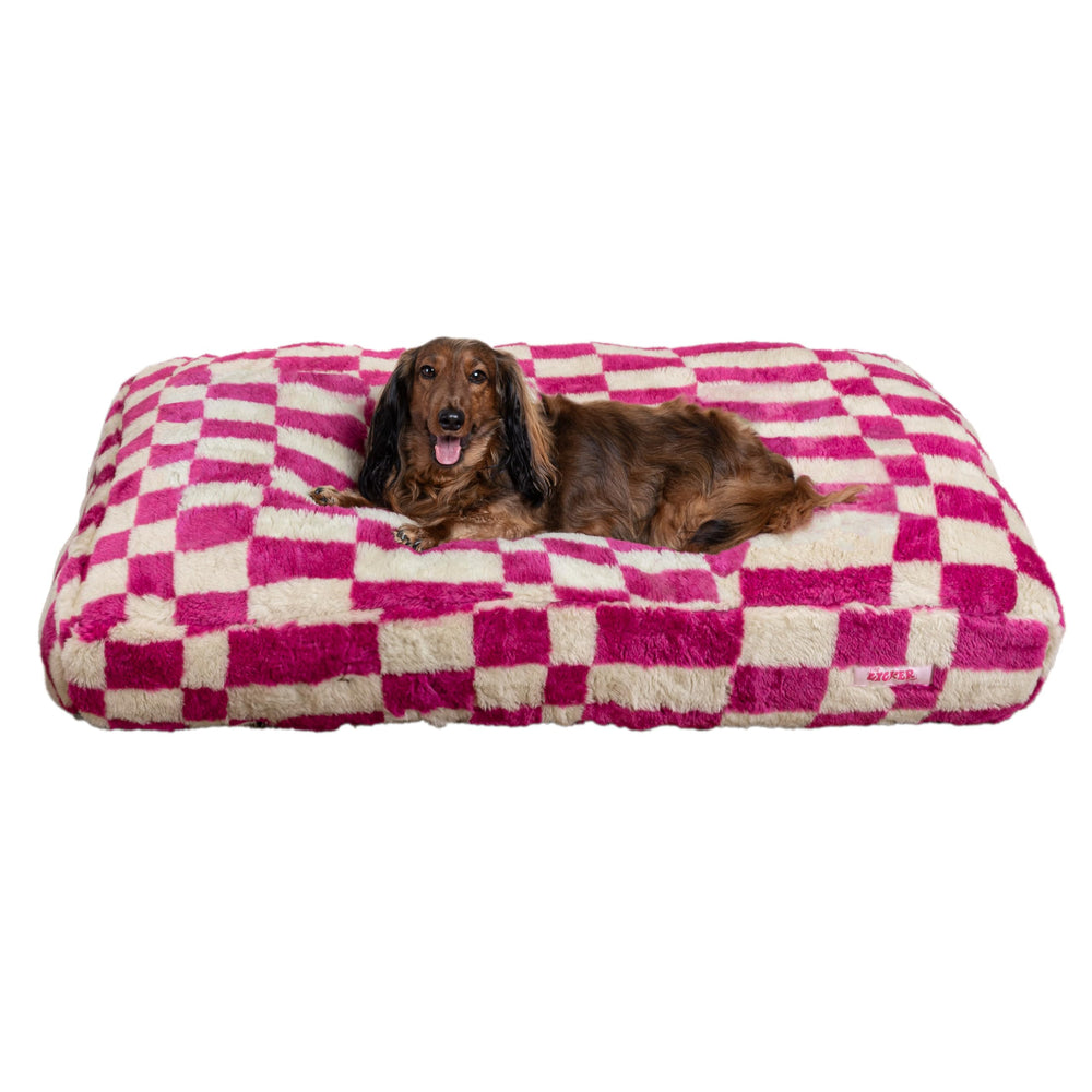 Cama Mabel de THE LICKER STORE con patrón raspberry check para comodidad diaria.