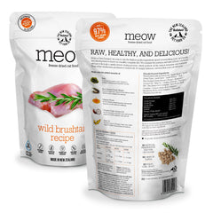 El Meow de The New Zealand Natural Pet Food Co, gato usando la comida liofilizada.