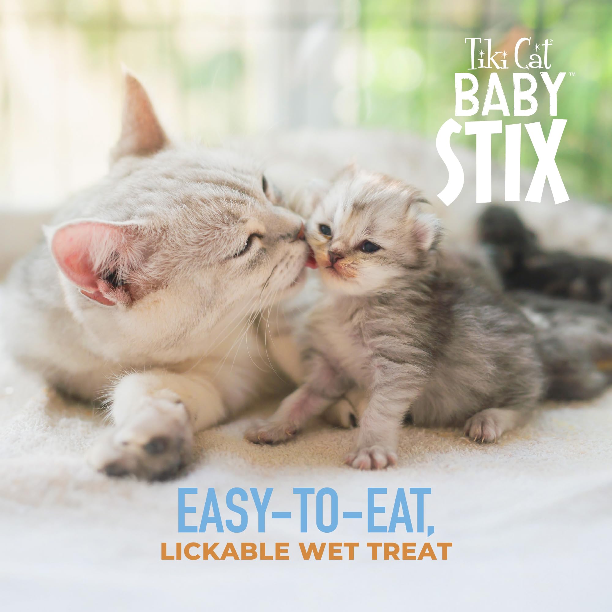 Dar en la mano con Tiki Cat Baby Stix para fomentar vínculo.