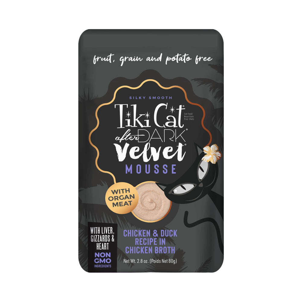 Envase práctico de Tiki Pets After Dark Velvet Mousse para raciones diarias.