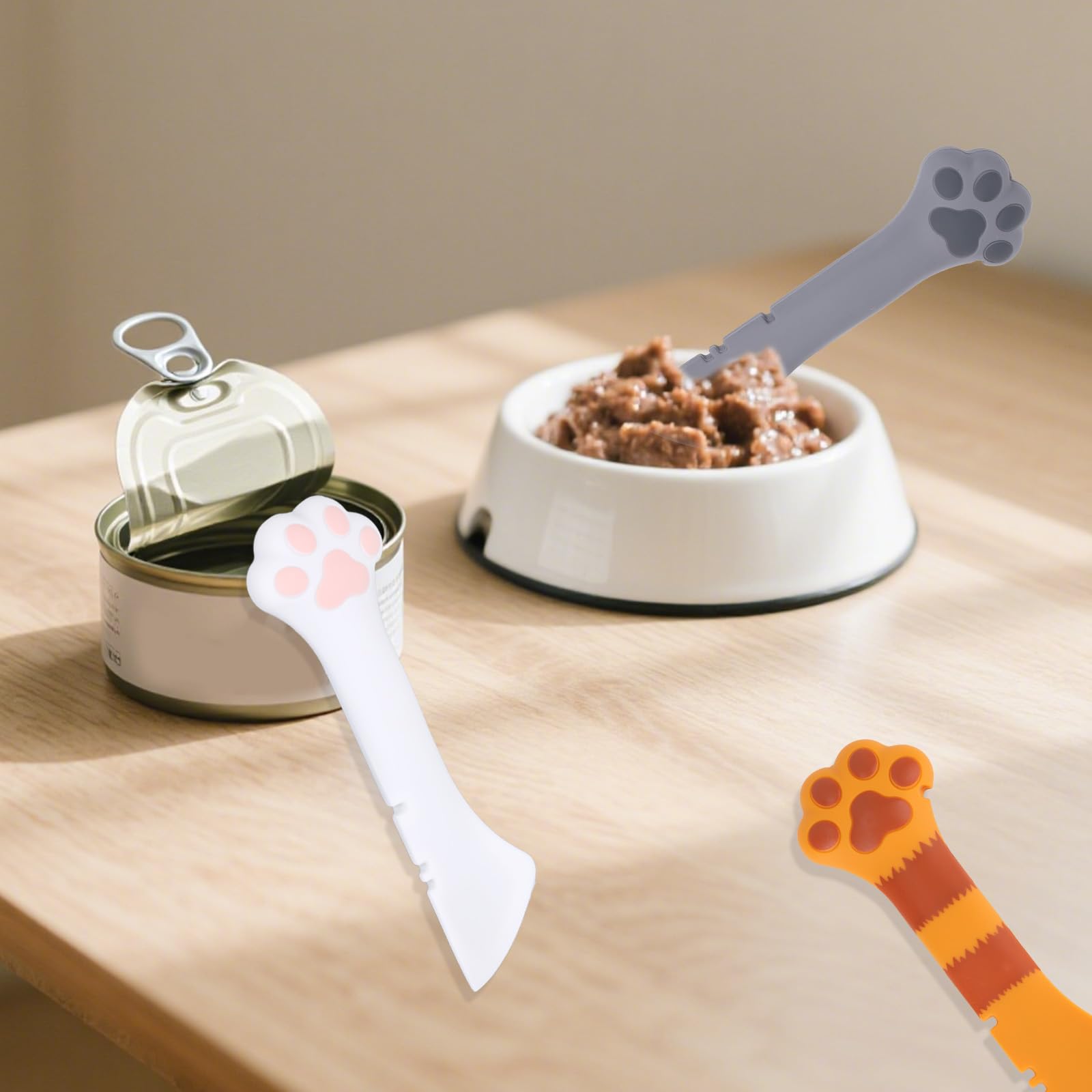 Cucharas Tinoaly en blanco, naranja y gris para combinar con la decoración.