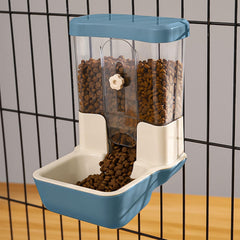 Tokayife dispensador colgante, con 27 onzas de capacidad para alimentar varias mascotas sin recargas frecuentes.