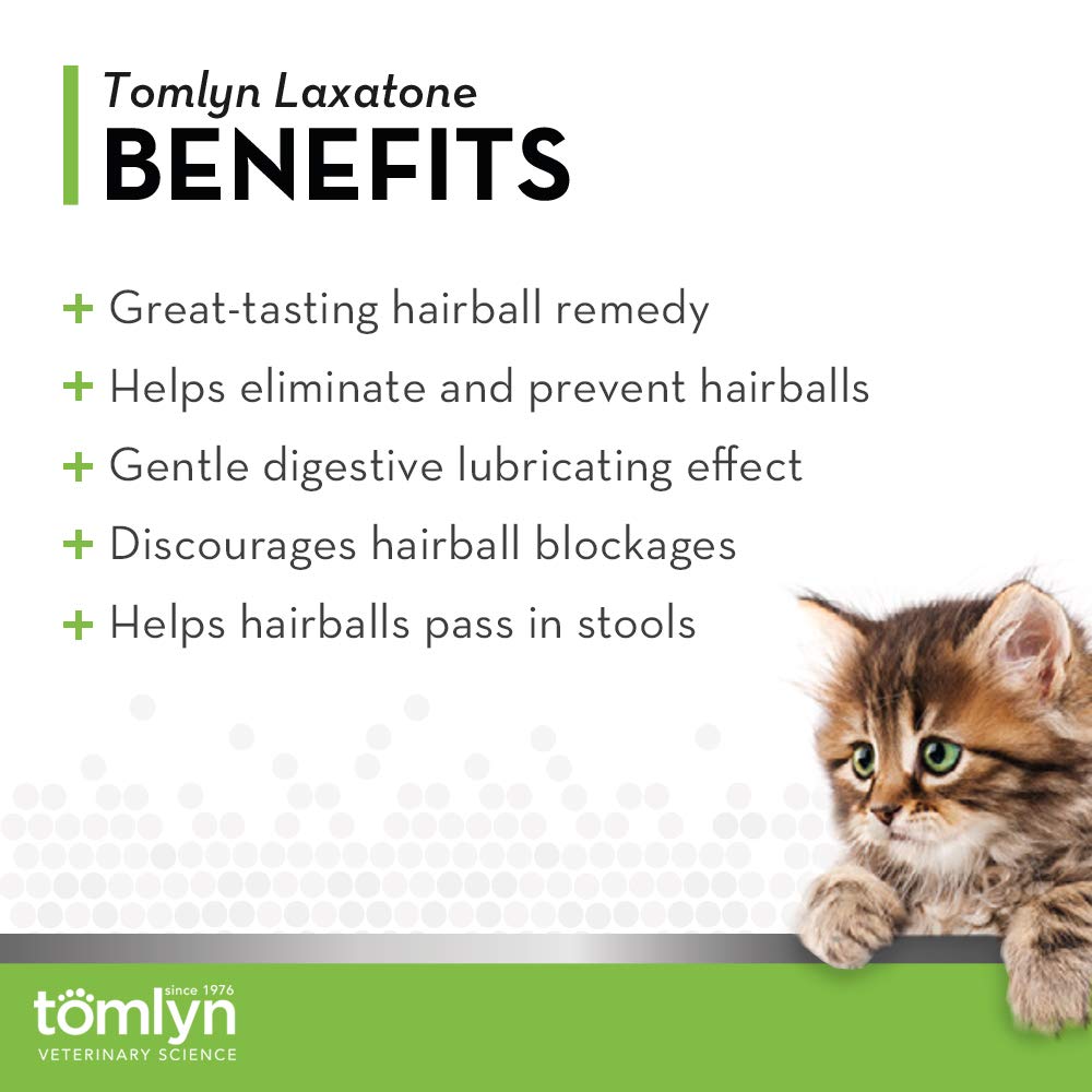 Aplicación del gel TOMLYN Laxatone en nariz del gato.