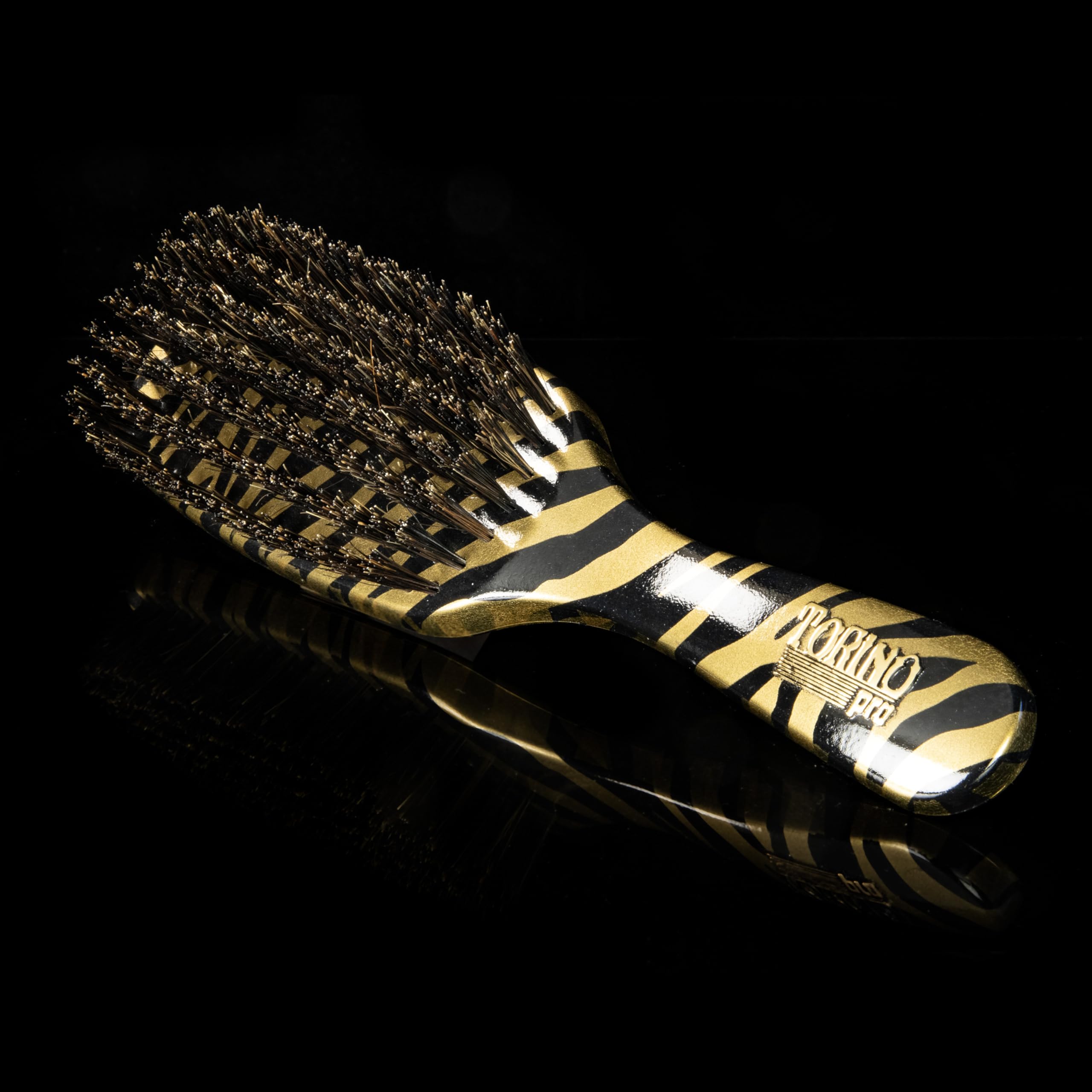 Torino Pro Wave Brush 262-7, mango ergonómico para un agarre cómodo durante el peinado.