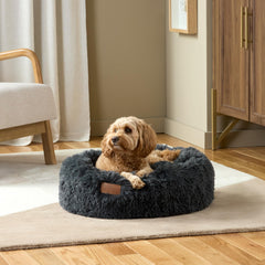 Cama donut lavable a máquina Town & Country Luxe para limpieza rápida.