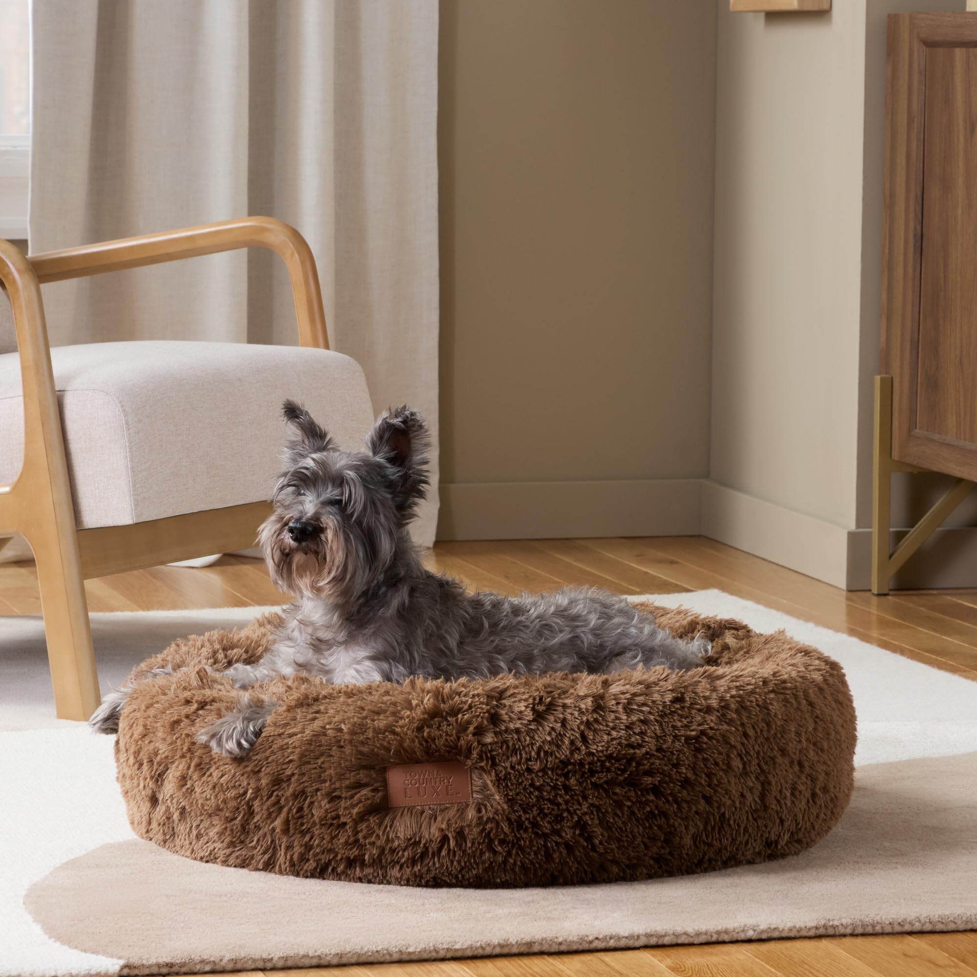 Town & Country Luxe CuddleTown vista lateral de la cama donut acolchada.