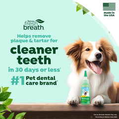 Aplicación de gel dental TropiClean en dientes de mascotas, fácil con dedo o cepillo.