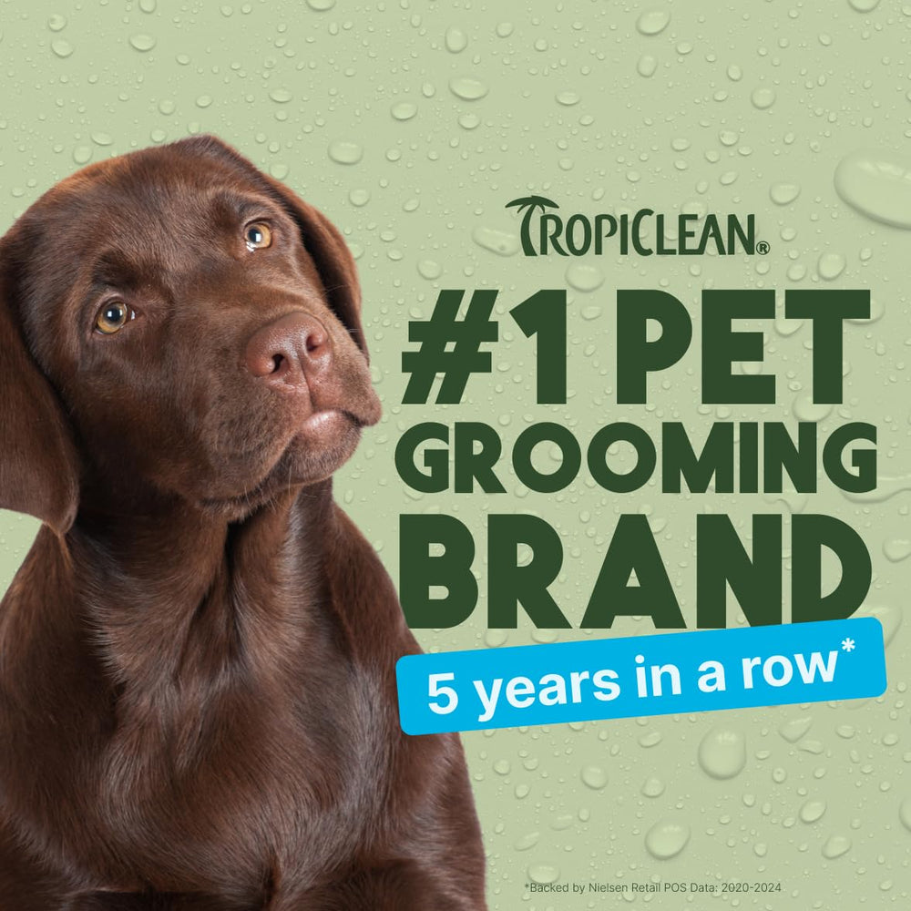 TropiClean aplicación de gotas en oreja de gato para limpieza segura.