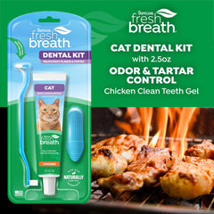 Pasta dental TropiClean para gatos con sabor a pollo para mayor aceptación.