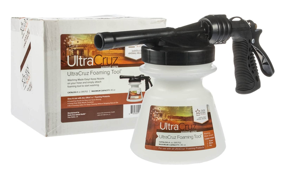 UltraCruz Foaming Tool conectada a la manguera para lavado rápido de animales