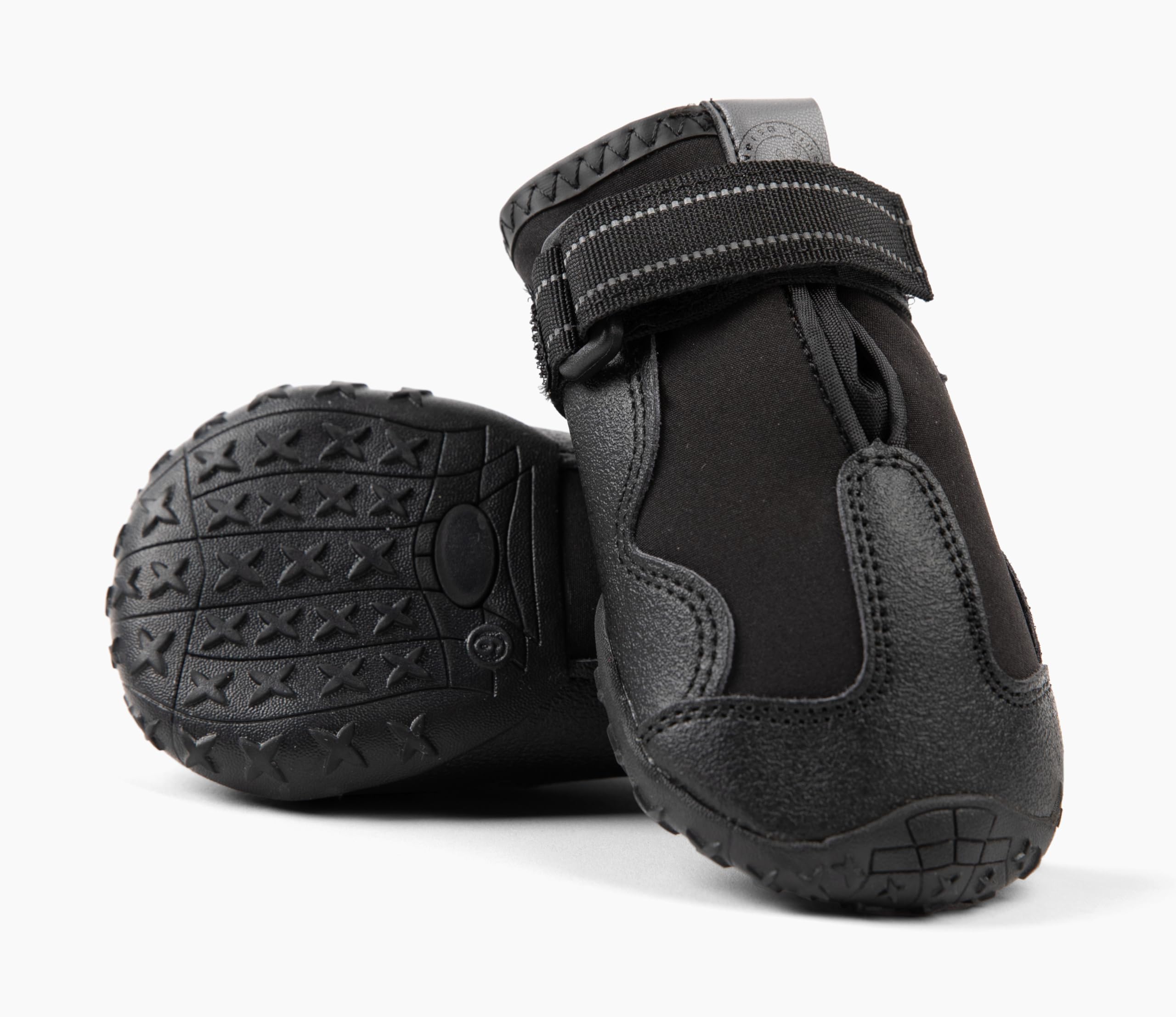 Versa Vine botas para perro caminando en senderismo con tracción estable.