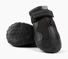 Versa Vine botas para perro caminando en senderismo con tracción estable.
