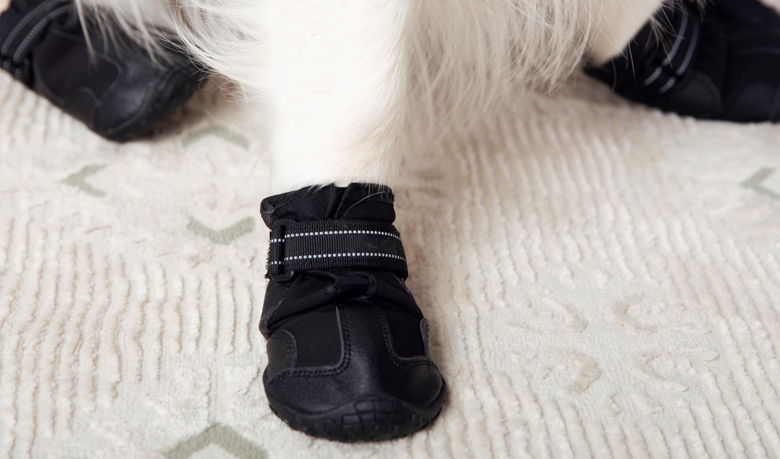Versa Vine zapatos para perro con ajuste rápido, fácil de poner.