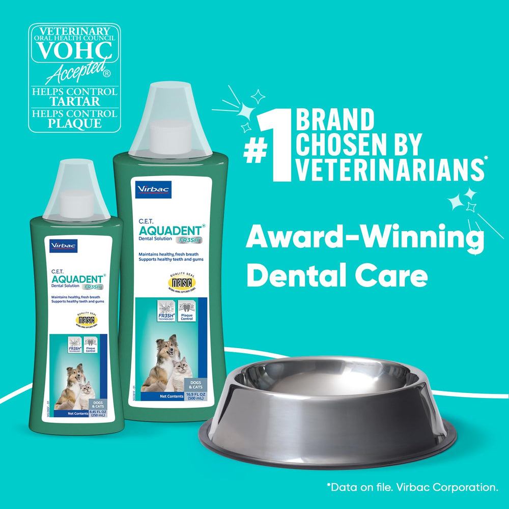 Perro usando Virbac C.E.T. Aquadent para cuidado dental diario.