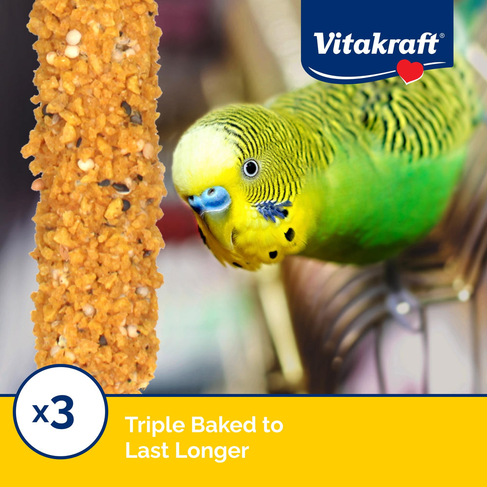 Vitakraft Crunch Sticks con clip integrado para fijar en jaula y reducir desorden.