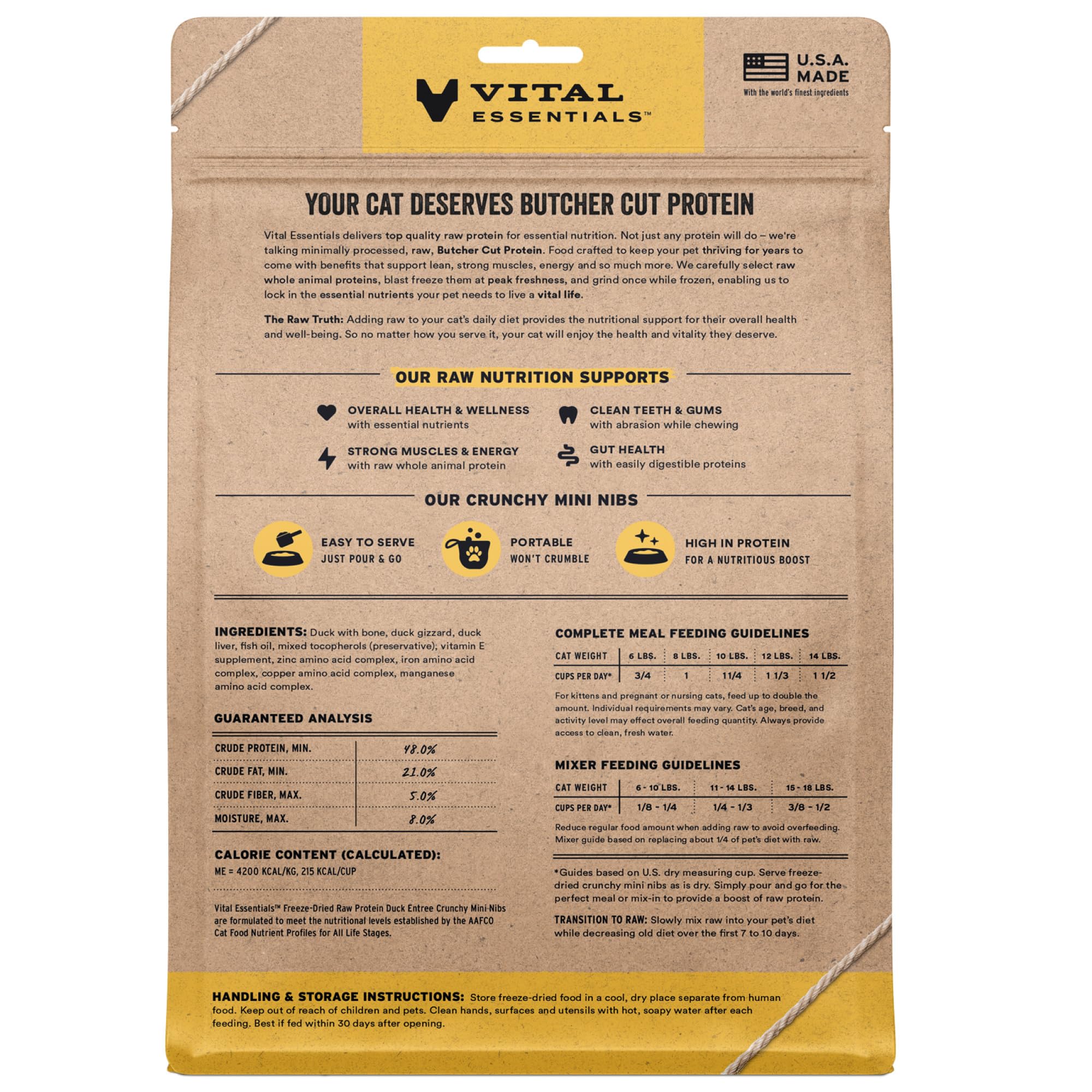 Primer plano de nibs de pato crujientes de Vital Essentials en bolsa.