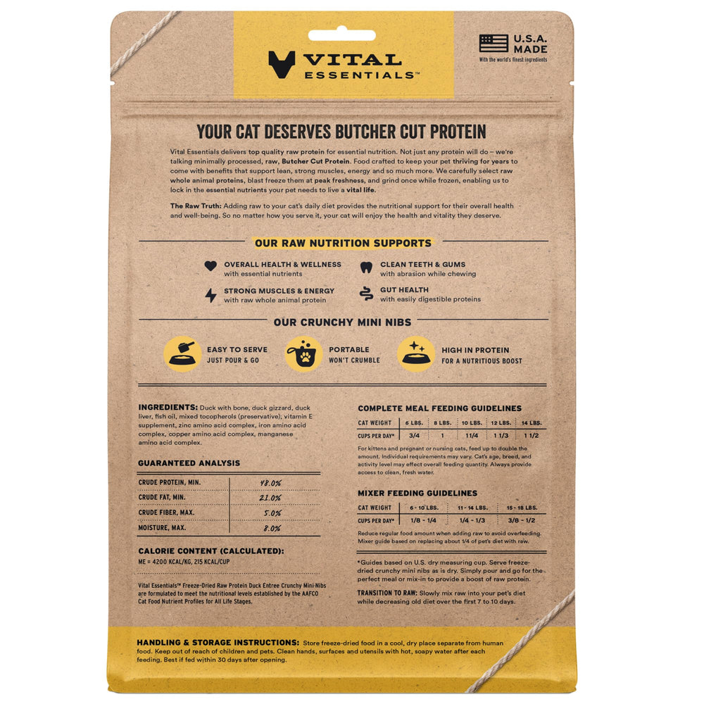 Primer plano de nibs de pato crujientes de Vital Essentials en bolsa.