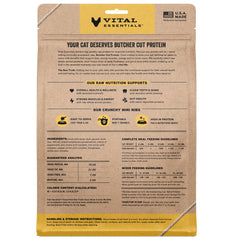 Primer plano de nibs de pato crujientes de Vital Essentials en bolsa.