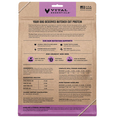 Vital Essentials trocitos crujientes de pavo en plato como comida completa