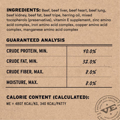 Vital Essentials patty ternera rehidratado con agua tibia para jugosidad.