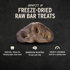 Textura crujiente de cerdo en Vital Essentials, snack duradero para masticar.