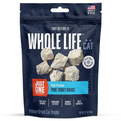 Gato disfrutando del snack deshidratado de pavo Whole Life, sabor puro y proteína alta.
