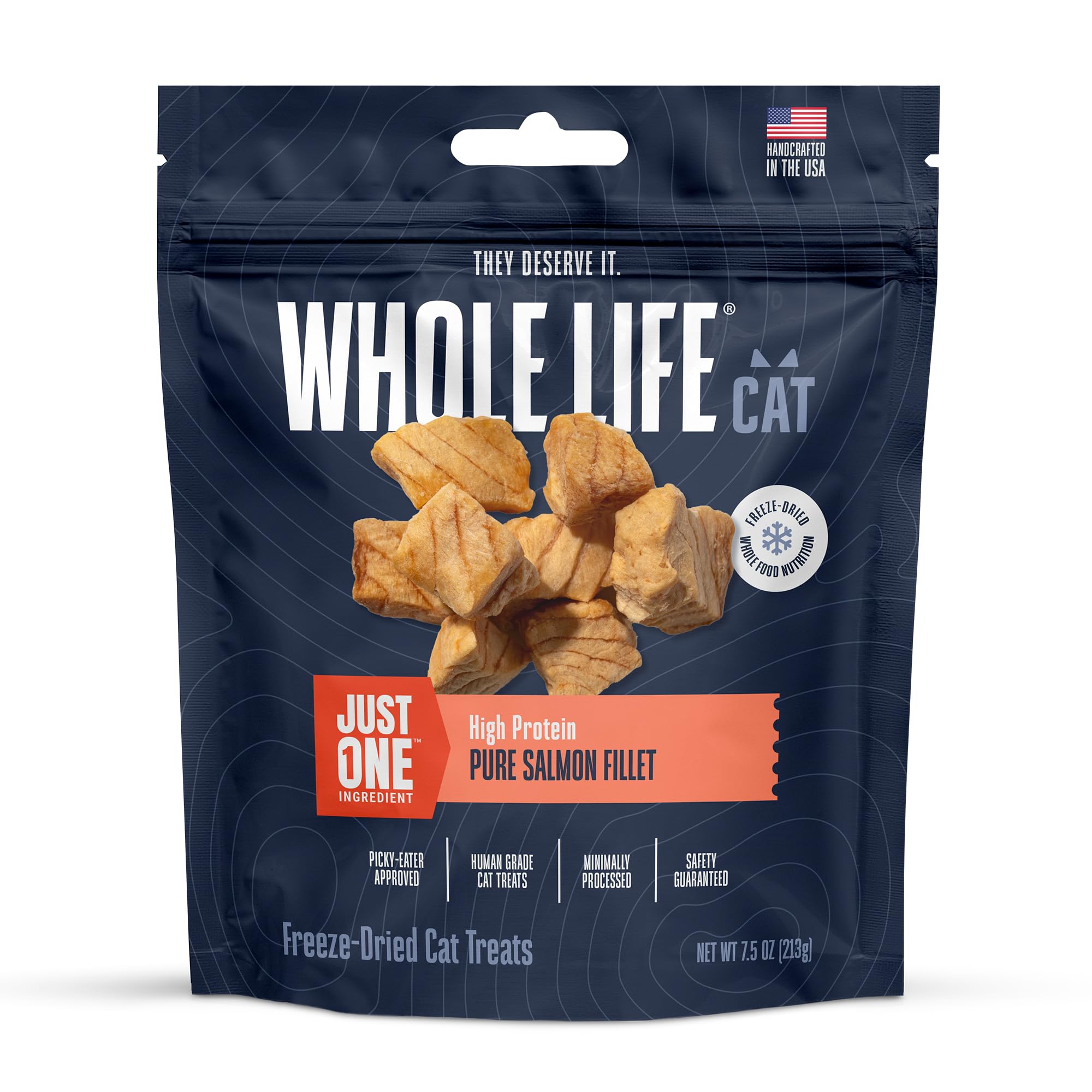 Gato disfrutando trocitos liofilizados de salmón de Whole Life Pet, snack proteico para entrenamiento.