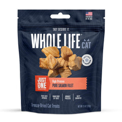 Gato disfrutando trocitos liofilizados de salmón de Whole Life Pet, snack proteico para entrenamiento.