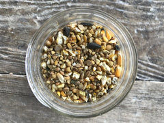 Wholesome Harvest Hierbas oregano y ajo para apoyo digestivo en aves.