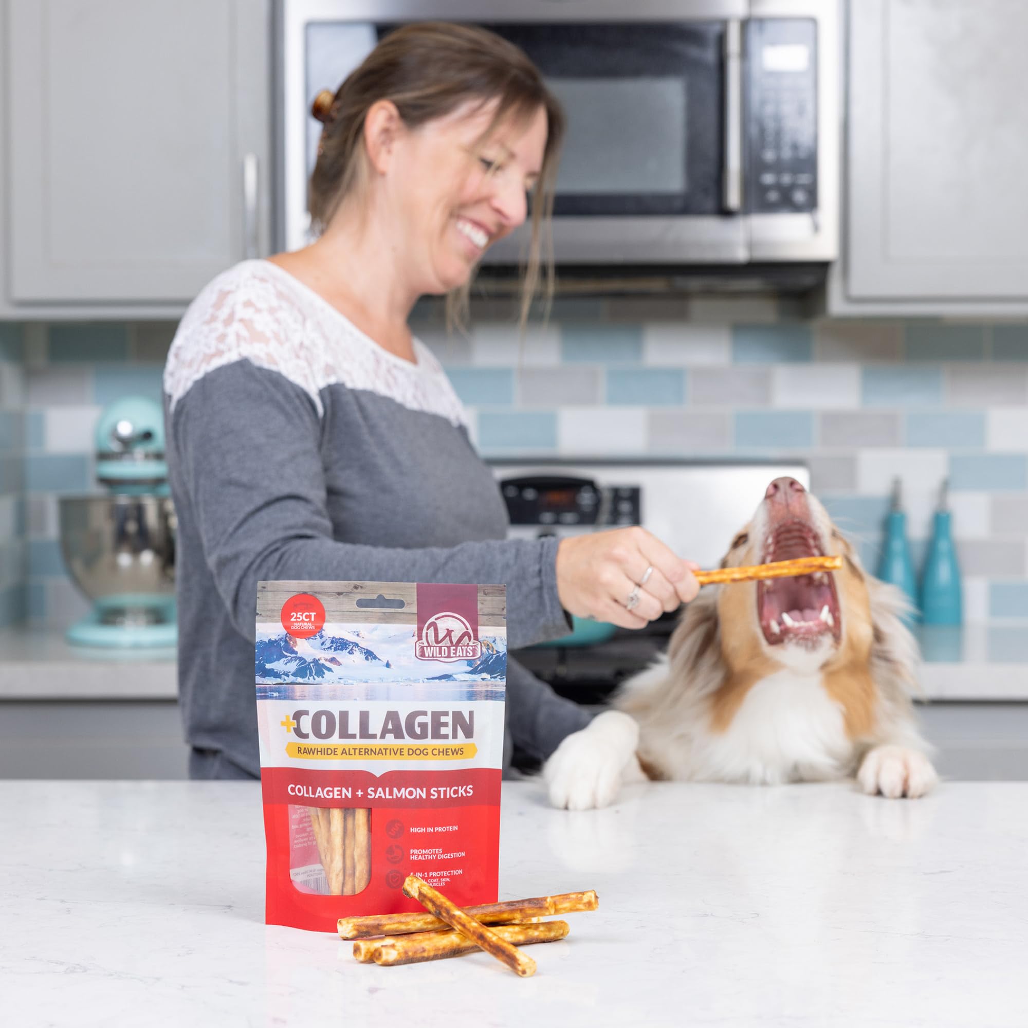 Wild Eats Collagen Salmon Sticks para perros, enfoque en dentadura y masticación suave.