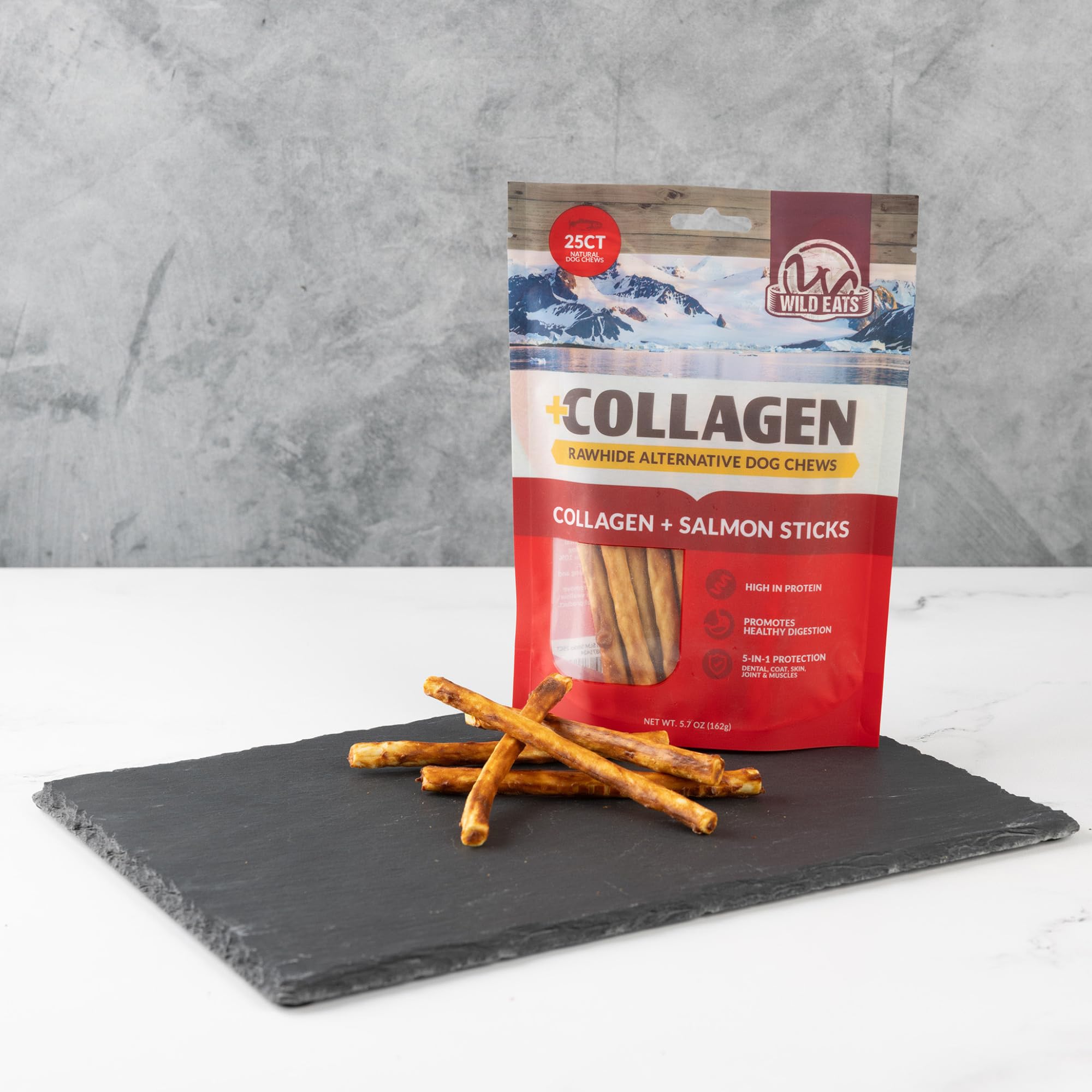 Wild Eats Collagen Salmon Sticks para perros, palito completo en vista lateral.