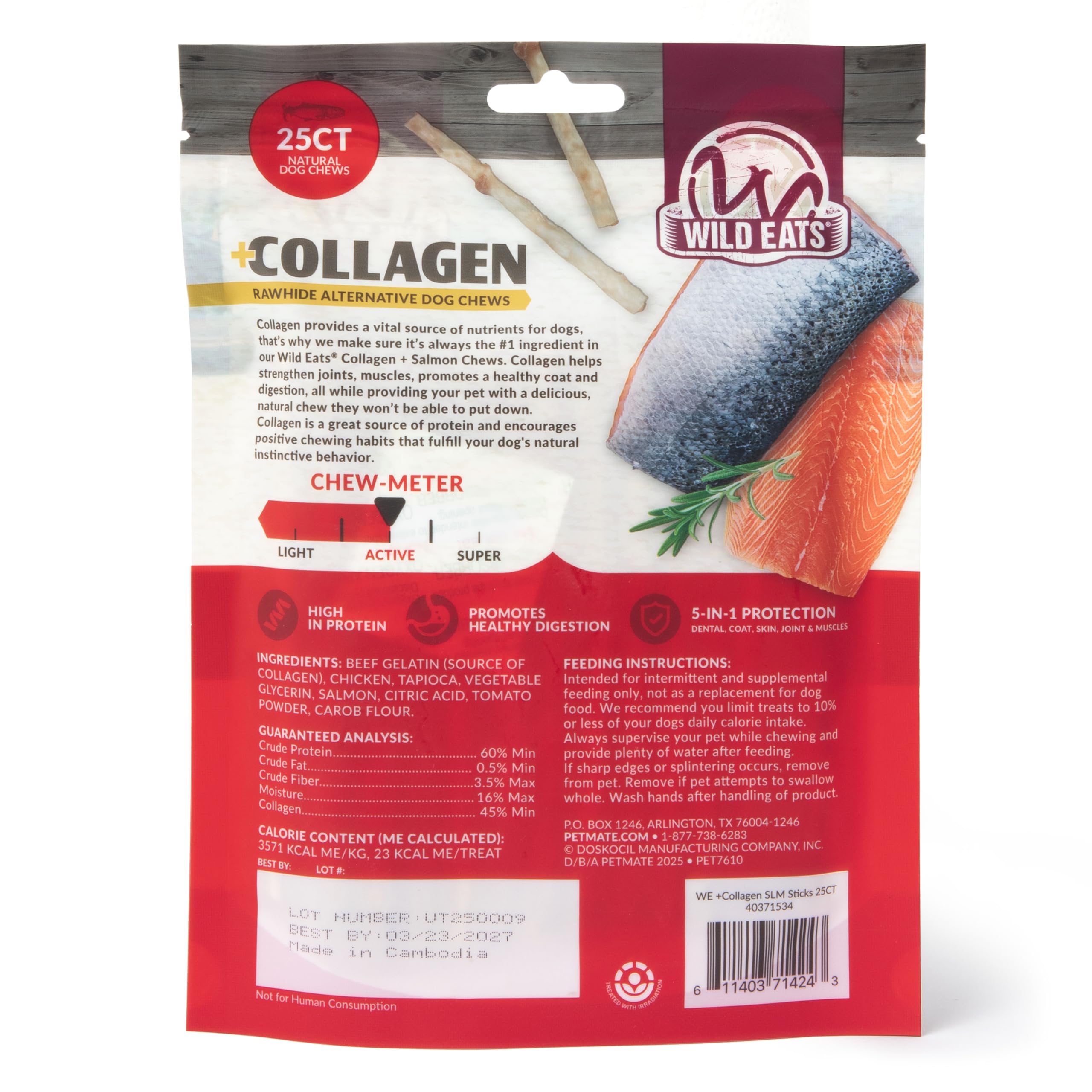 Wild Eats Collagen Salmon Sticks para perros, mascota feliz tras masticar.