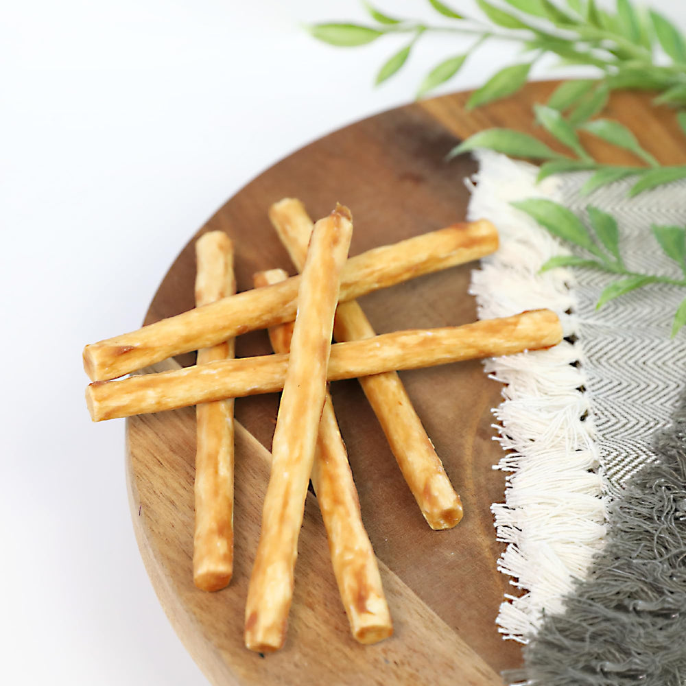 Wild Eats Collagen Salmon Sticks para perros, tamaño visible para perros medianos.