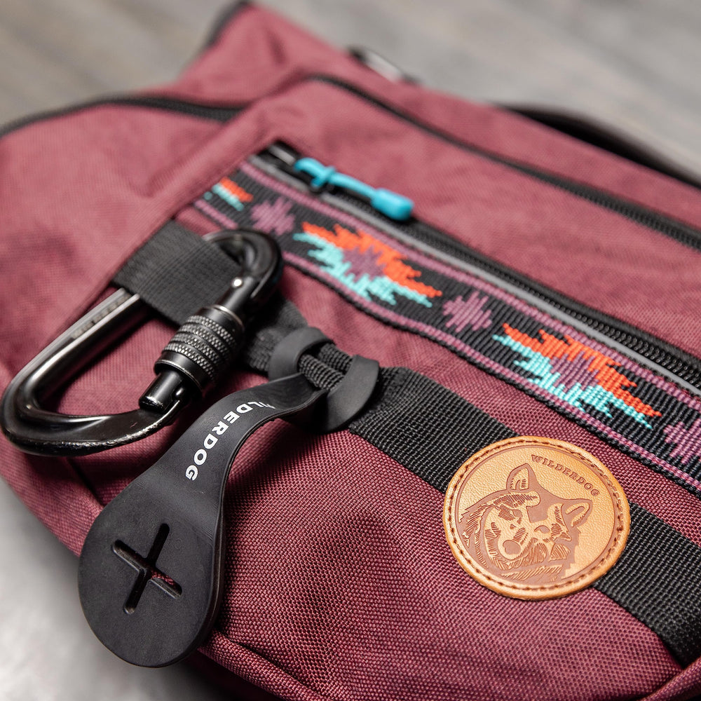 Puntos de sujeción para carabiner o accesorios en Wilderdog, para mayor versatilidad.