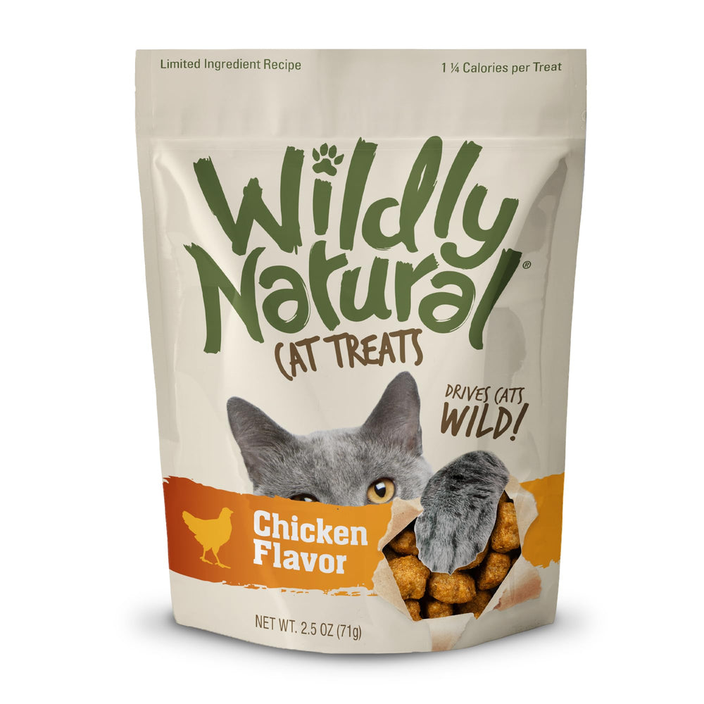 Wildly Natural golosinas para gatos, sabor pollo y textura crujiente.