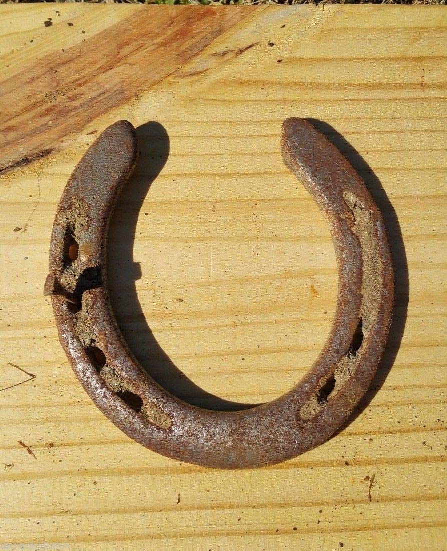 Primer plano de oxidación y textura de la herradura Wonder Care