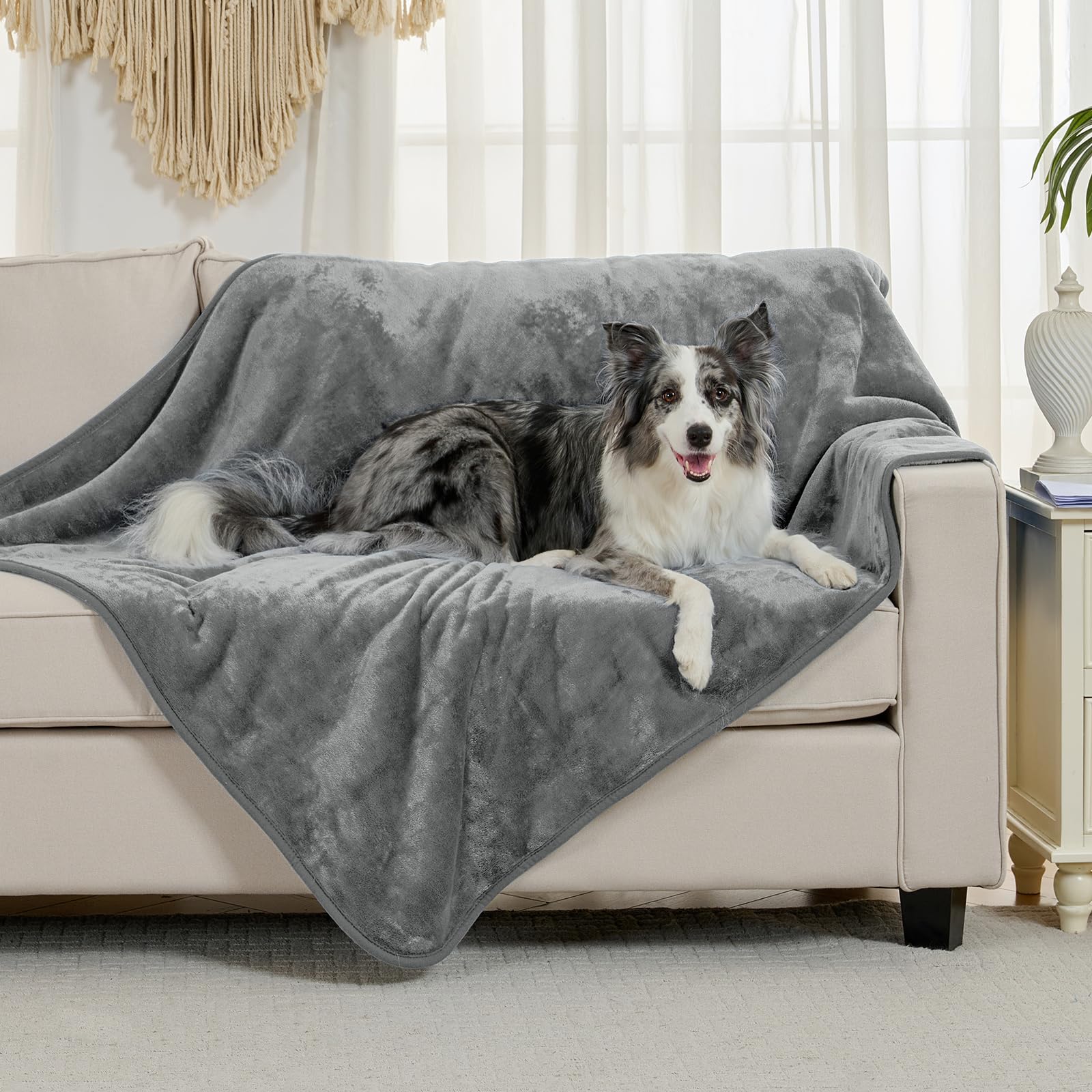 Manta Yaning doble cara sherpa y flannel ofrece abrigo suave para mascotas.