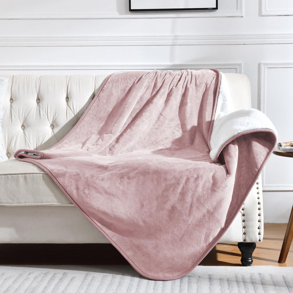 Manta impermeable Yaning para cama o sofá en tono rosa polvo con protección contra derrames